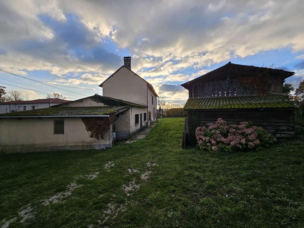 Maison à SAINT-GENEST-SUR-ROSELLE