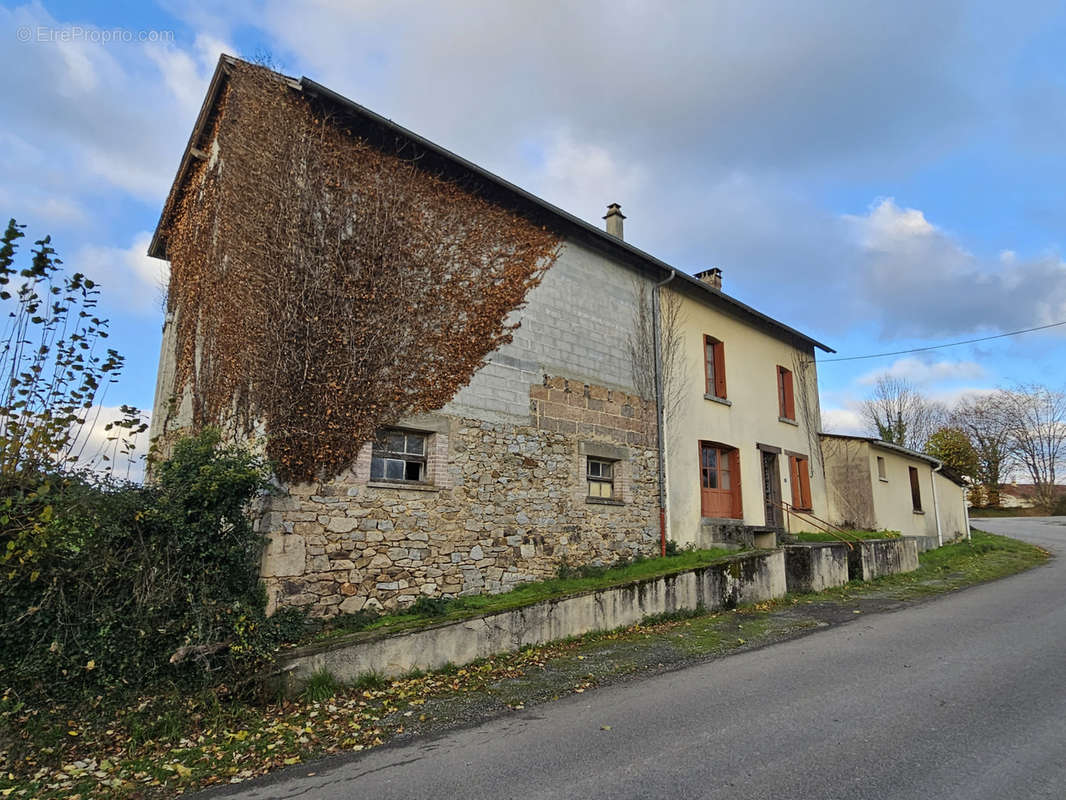 Maison à SAINT-GENEST-SUR-ROSELLE