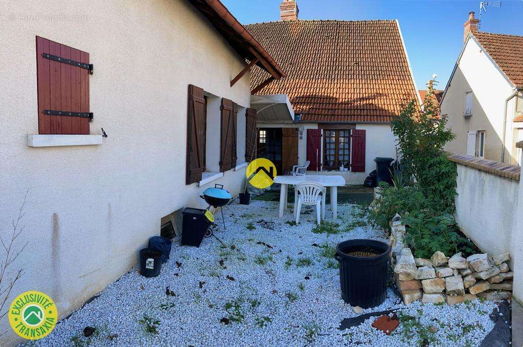 Maison à DUN-SUR-AURON