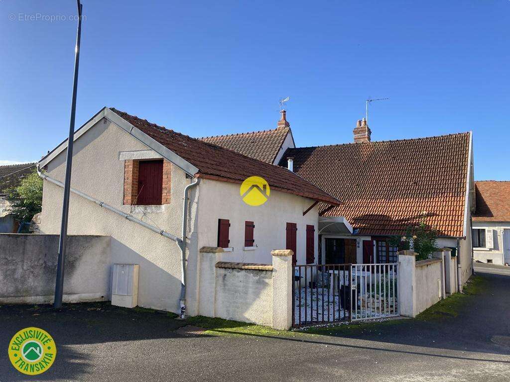 Maison à DUN-SUR-AURON