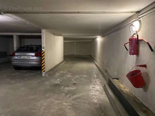 Parking à PARIS-16E