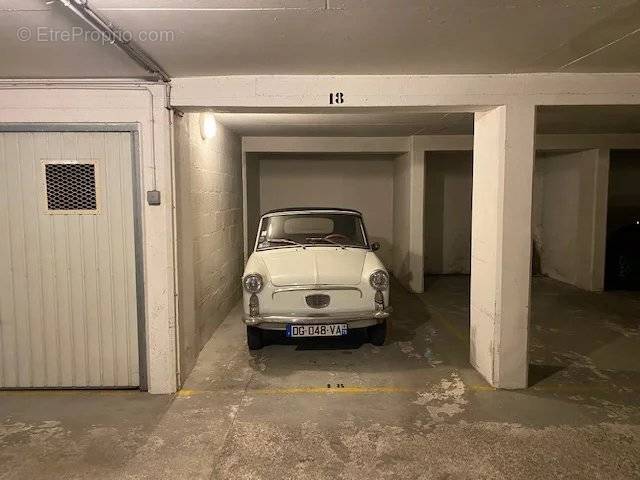 Parking à PARIS-16E