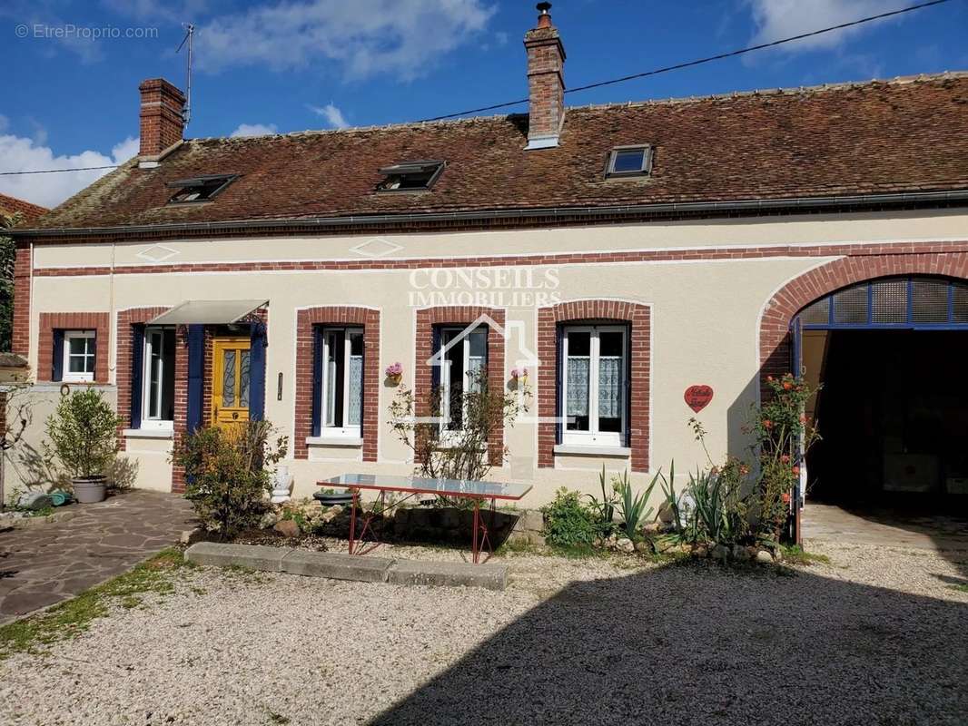 Maison à VILLENEUVE-SUR-YONNE