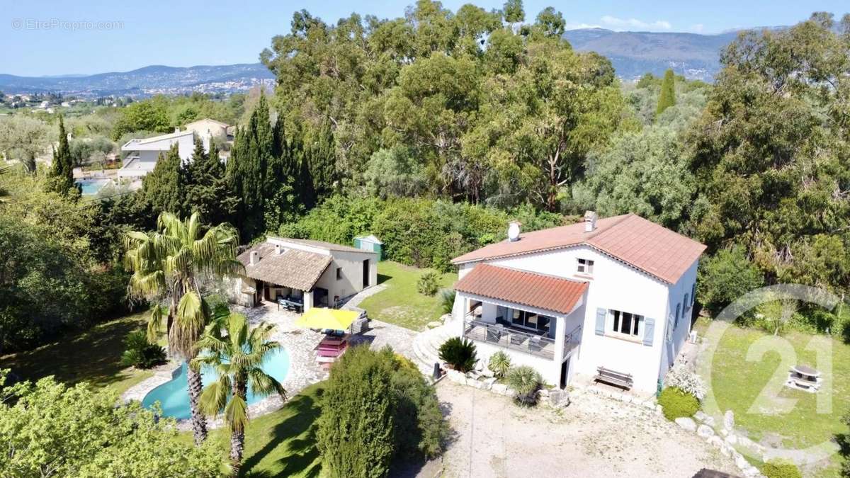 Maison à CHATEAUNEUF-GRASSE