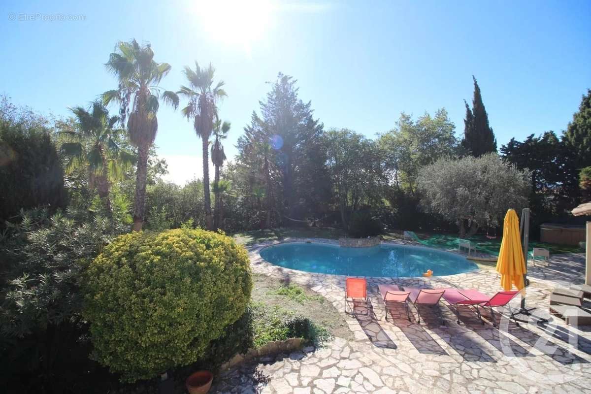 Maison à CHATEAUNEUF-GRASSE