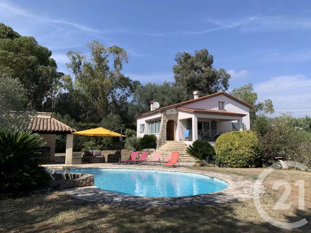 Maison à CHATEAUNEUF-GRASSE