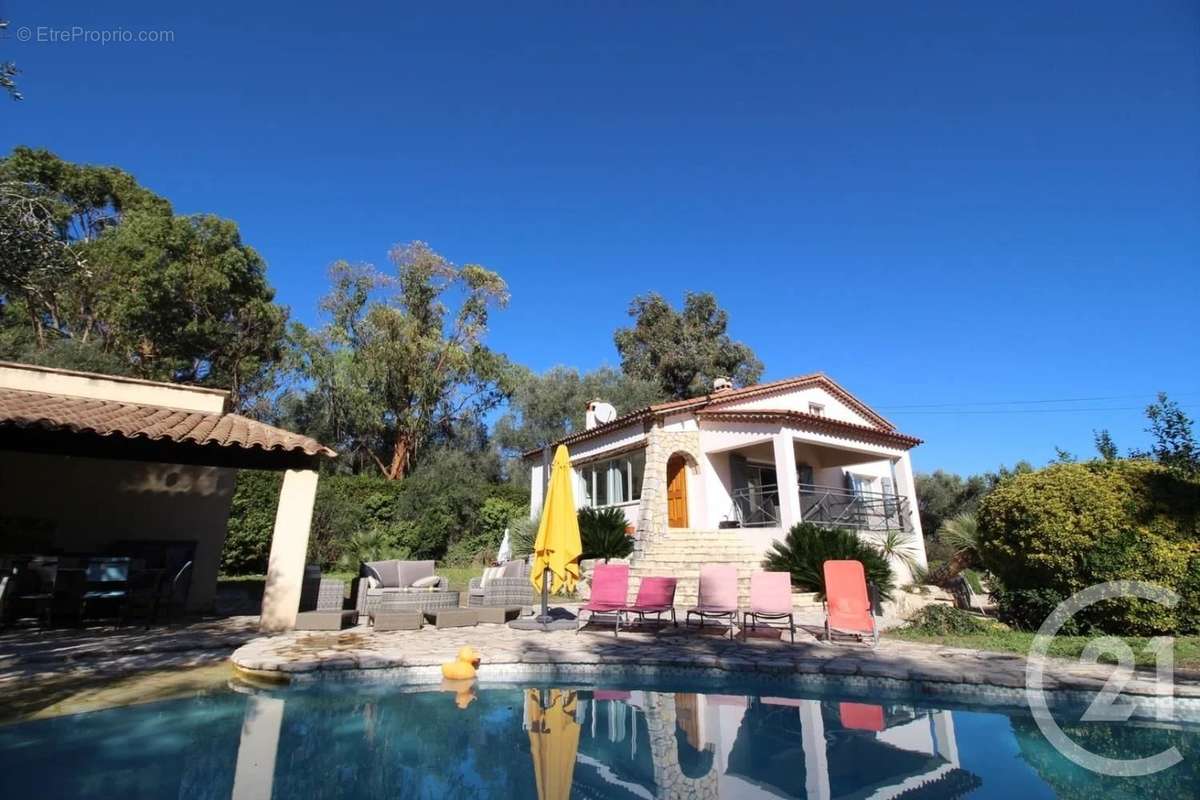 Maison à CHATEAUNEUF-GRASSE