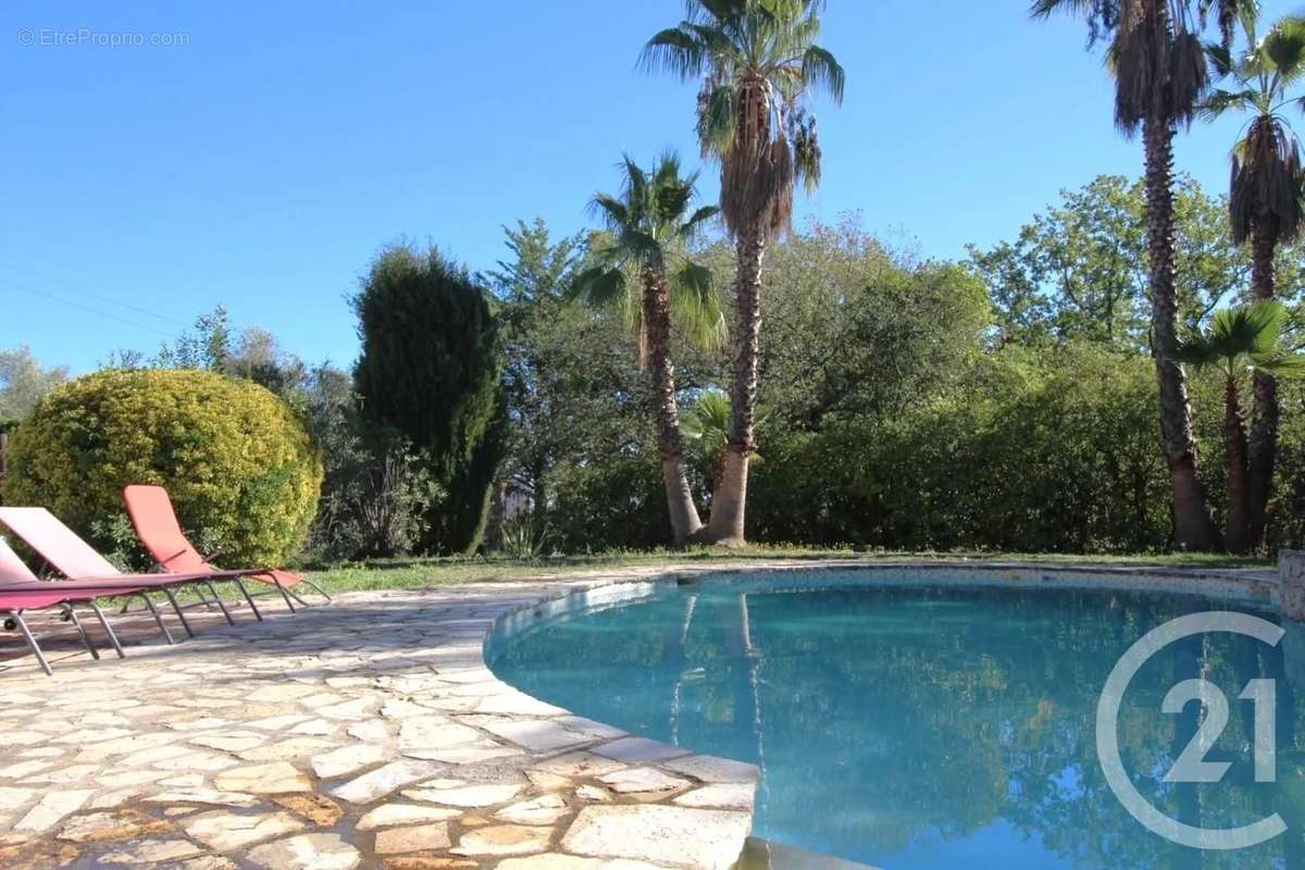 Maison à CHATEAUNEUF-GRASSE