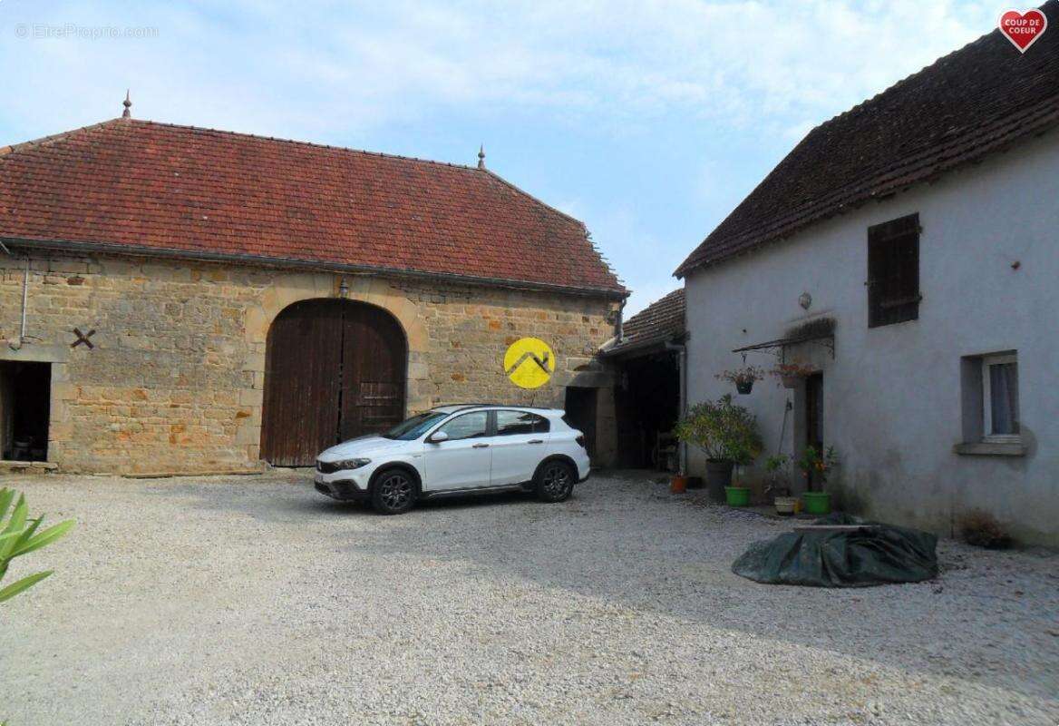 Maison à AINAY-LE-CHATEAU