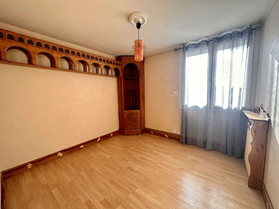 Appartement à BAGNOLS-SUR-CEZE