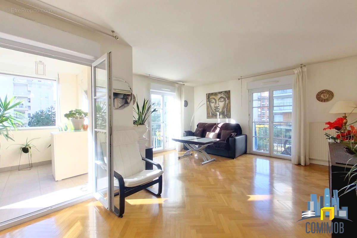 Appartement à COURBEVOIE