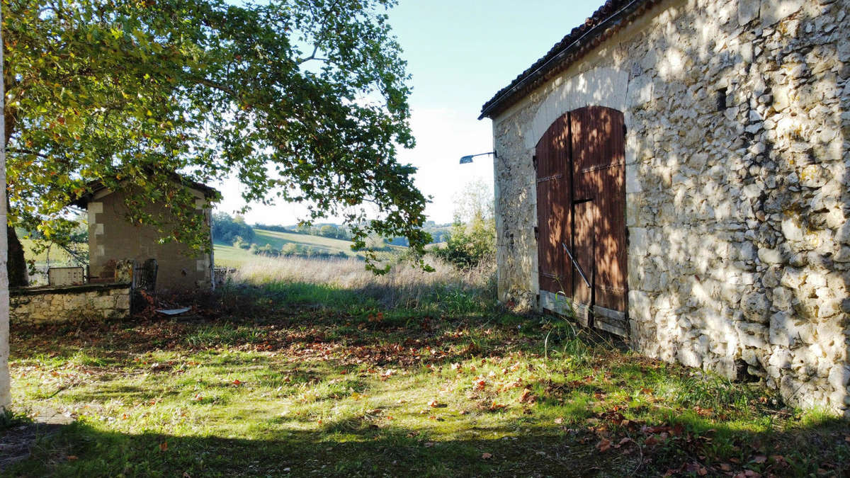 Entree chai-Entrane winestore - Maison à VALENCE-SUR-BAISE