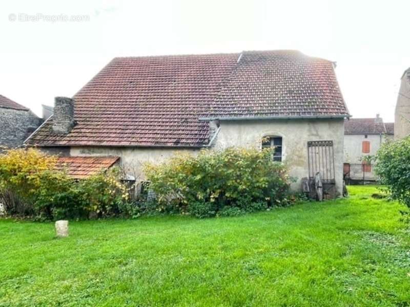 Maison à COMBEAUFONTAINE