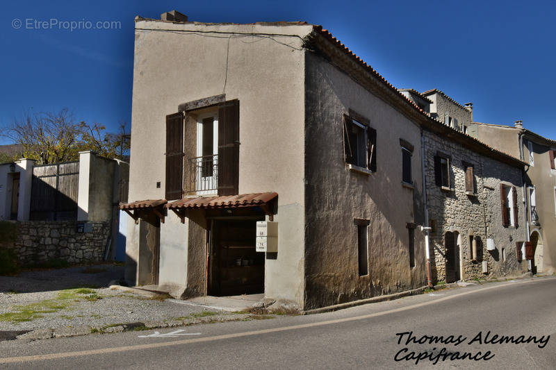 Maison à CHATEAUNEUF-VAL-SAINT-DONAT