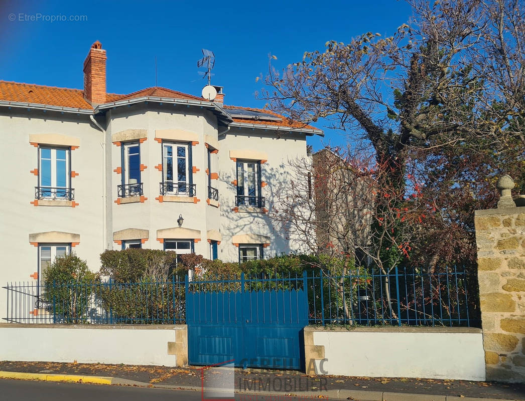 Maison à VIC-LE-COMTE