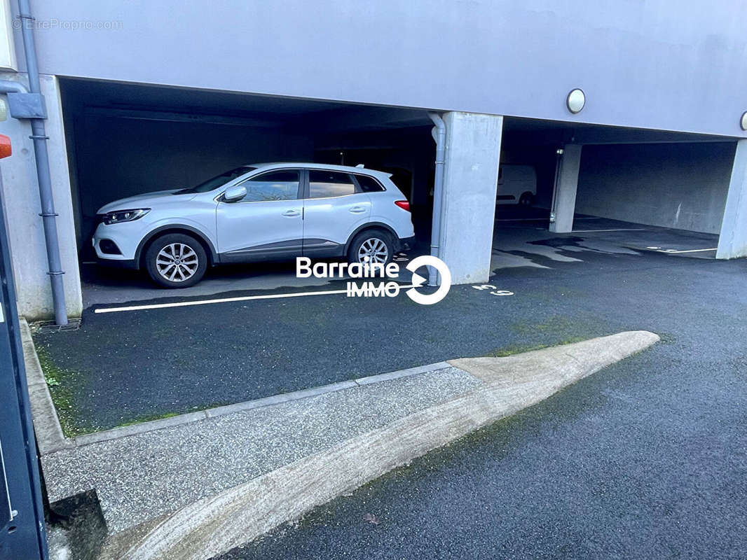 Parking à SAINT-RENAN