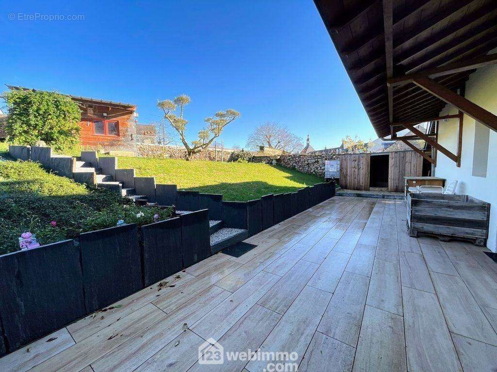 ... et donne accès à une agréable terrasse carrelée. - Maison à BAUGE