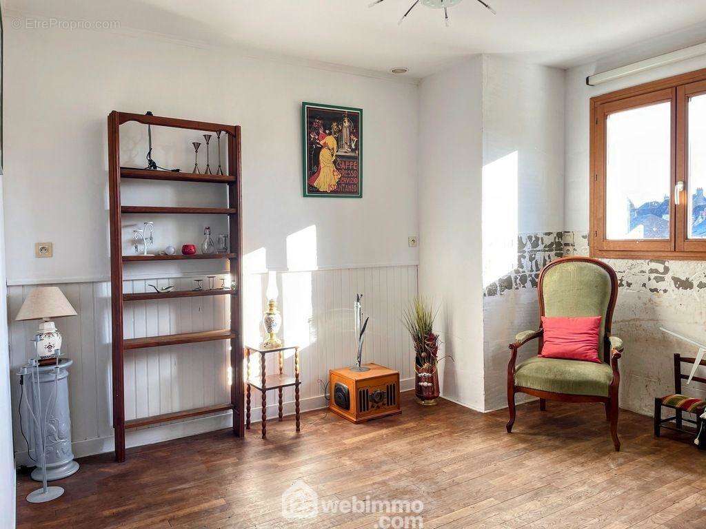 A l&#039;étage on trouve une mezzanine très lumineuse sur parquet massif. - Maison à BAUGE