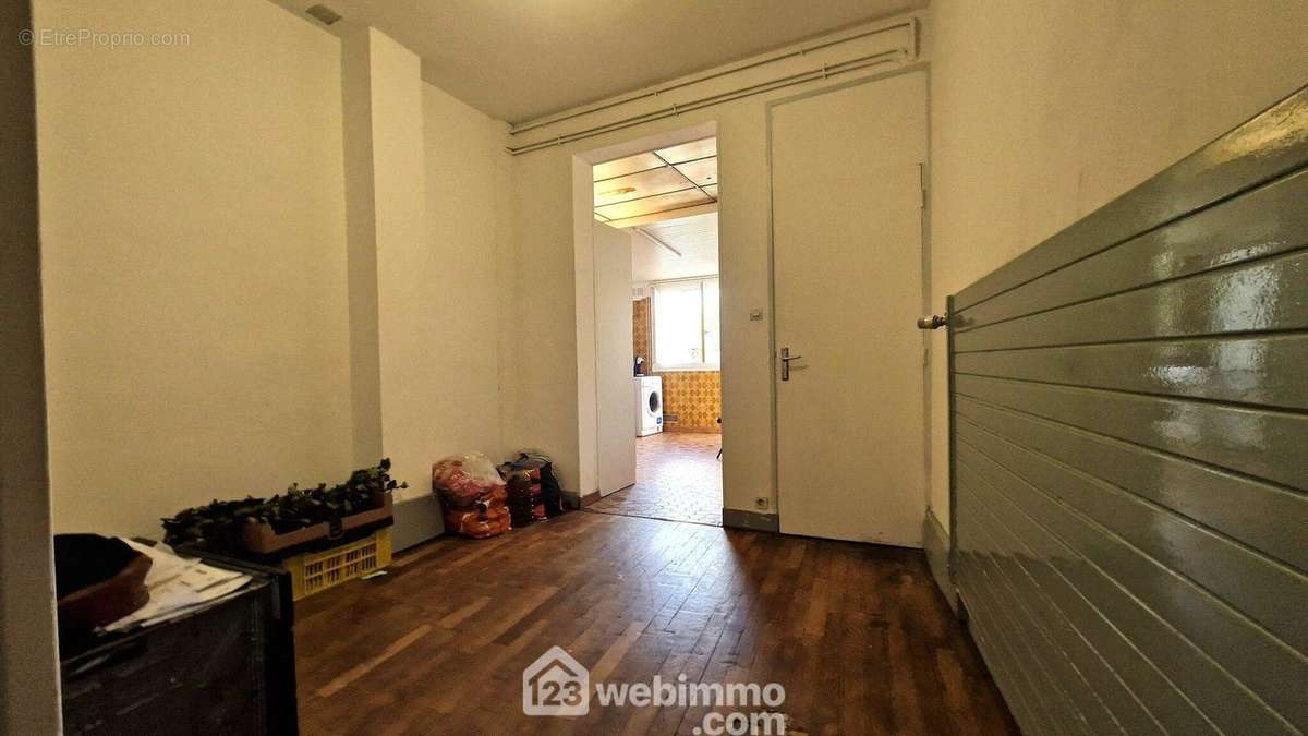 A ses côtés, un espace repas de 10 m² - Appartement à LAON