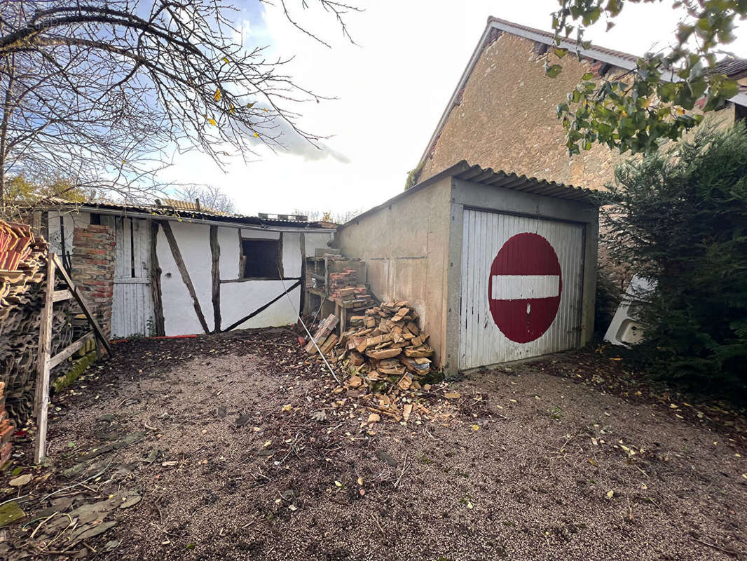 Terrain à SAINT-AMAND-EN-PUISAYE