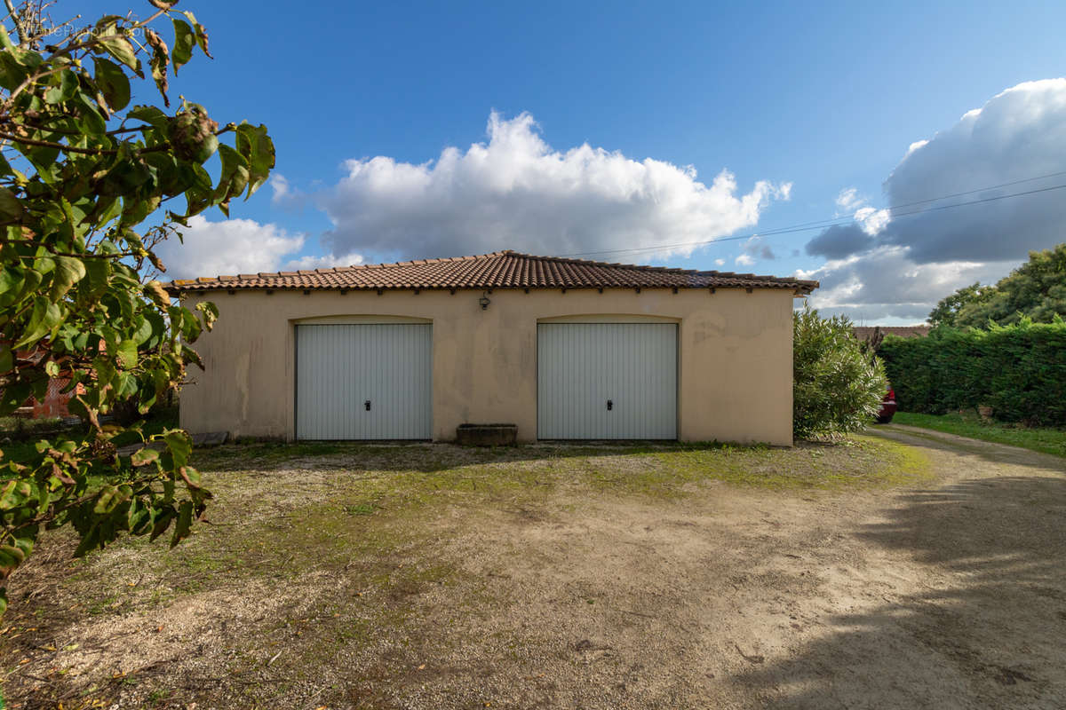 Maison à PORT-D&#039;ENVAUX