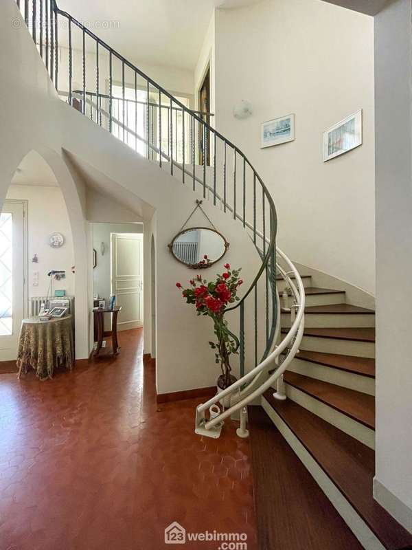 Magnifique escalier baigné de lumière - Maison à LE BOUPERE