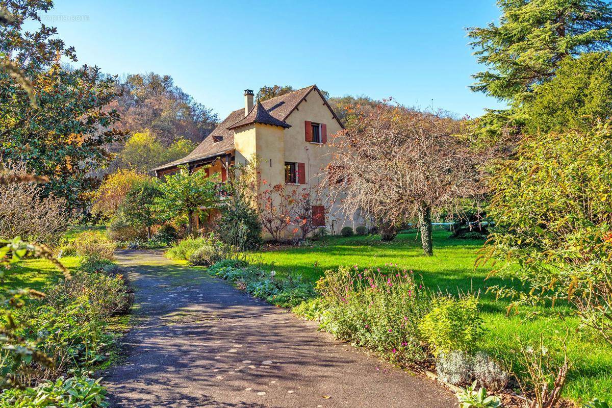 Maison à MAUZAC-ET-GRAND-CASTANG