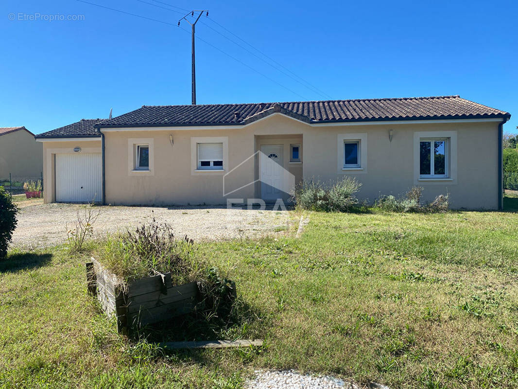 Maison à SAINT-PIERRE-DE-CHIGNAC