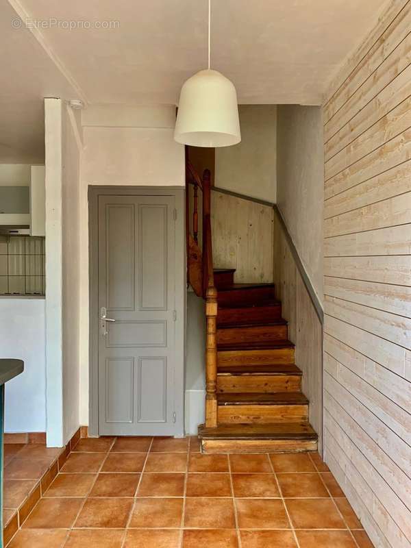 Entrée avec WC sous escaliers - Maison à DOUARNENEZ