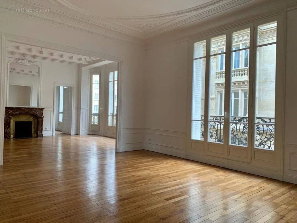 Appartement à PARIS-7E