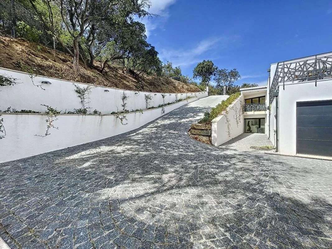 Maison à ROQUEBRUNE-SUR-ARGENS