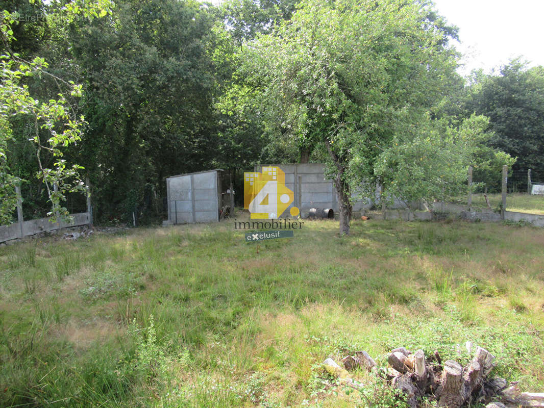 Terrain à LA CHAPELLE-DES-MARAIS