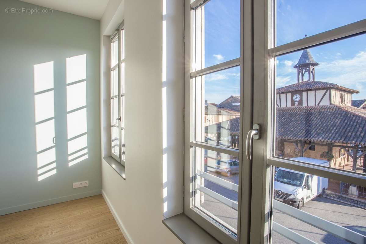 chambre2 avec vue sur la halle - Maison à COLOGNE