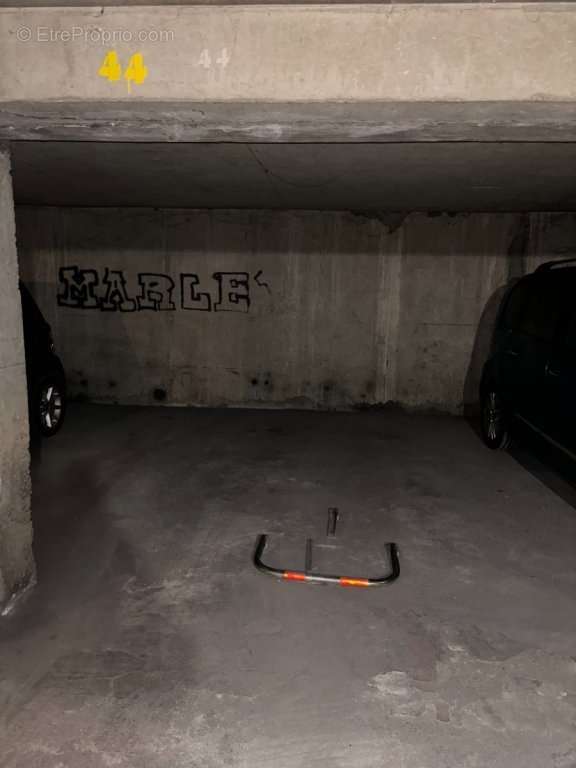 Parking à PARIS-11E