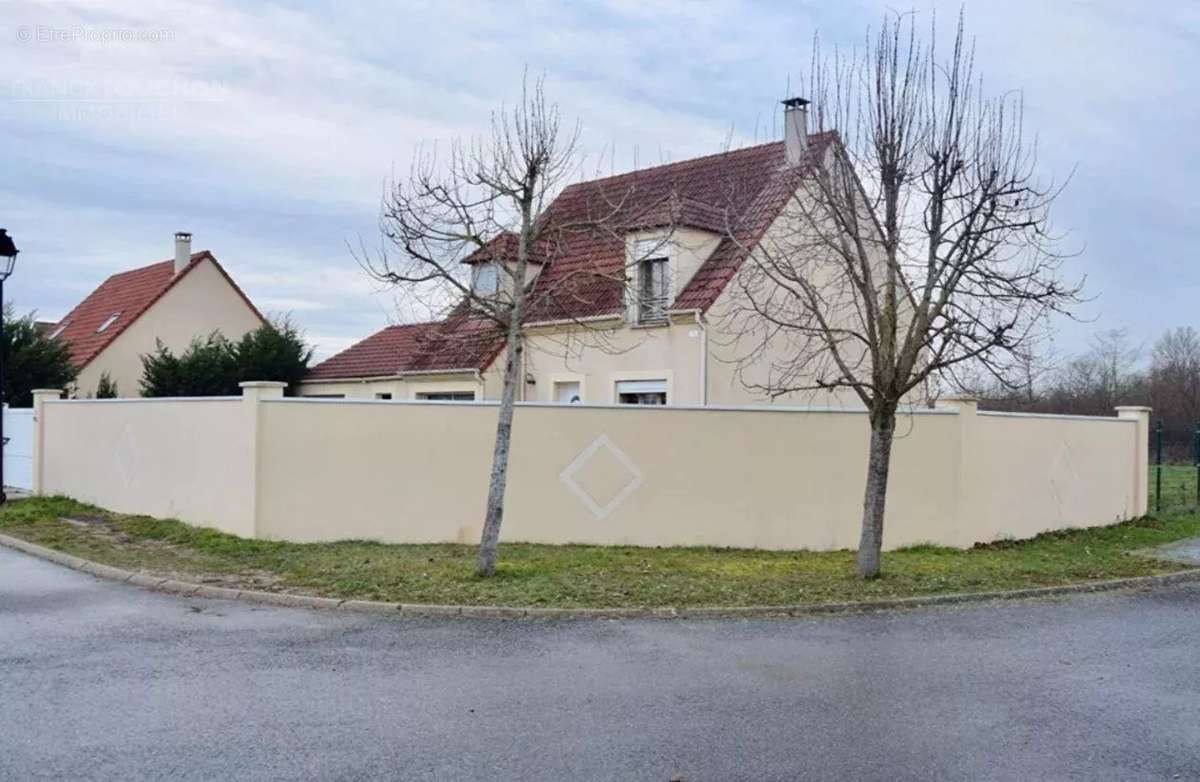 Maison à FERRIERES-EN-GATINAIS