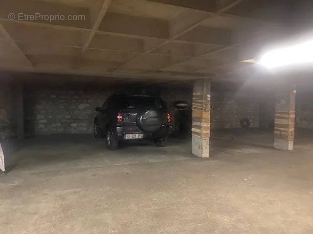 Parking à PARIS-16E