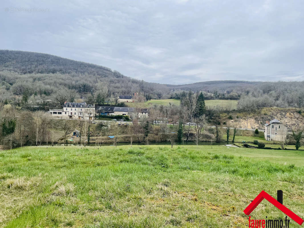 Terrain à SAINT-CERNIN-DE-LARCHE