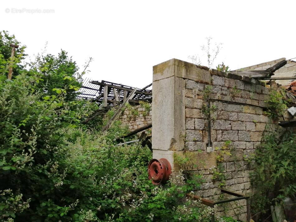 Maison à DOMMARTIN-LES-CUISEAUX