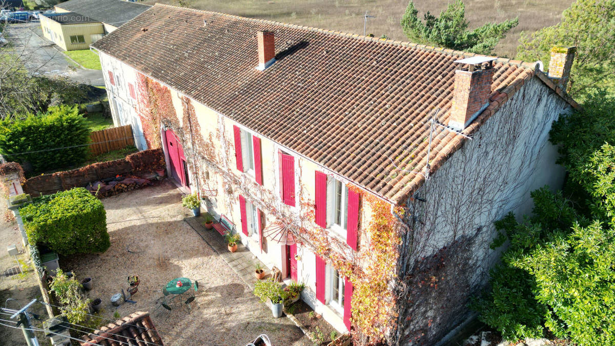 Maison à MONTMOREAU-SAINT-CYBARD