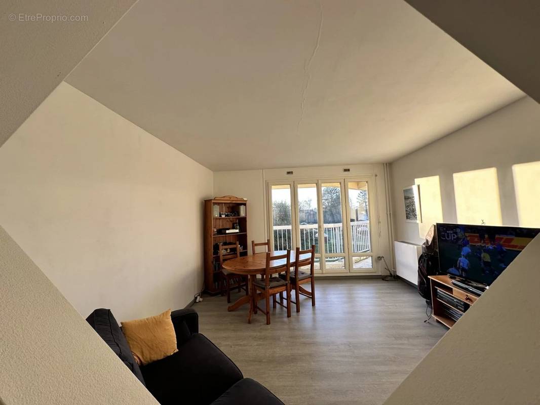 Appartement à LE MESNIL-SAINT-DENIS