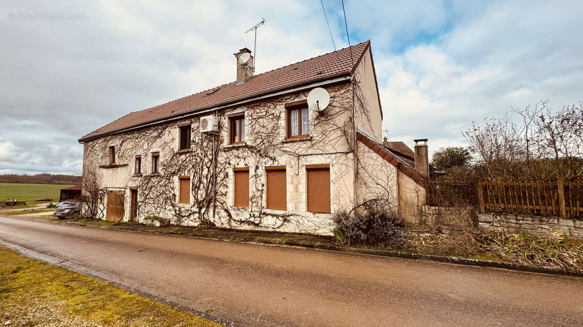 Maison à MAILLY-LA-VILLE