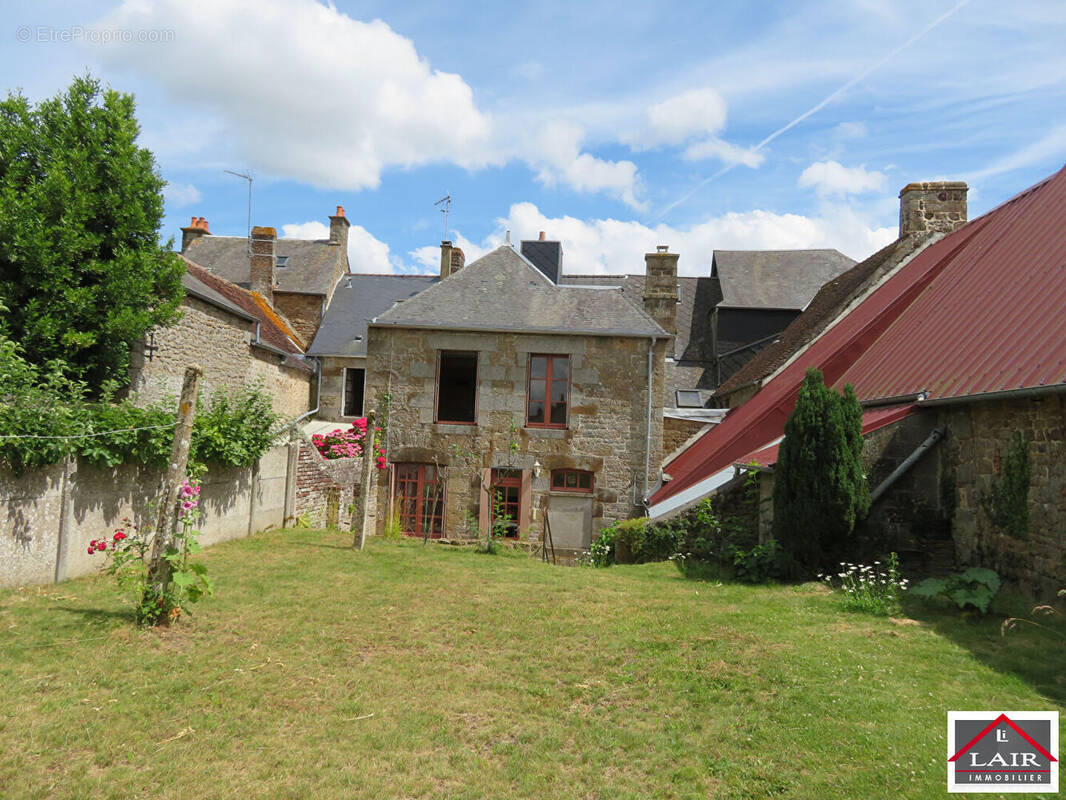 Maison à CARROUGES