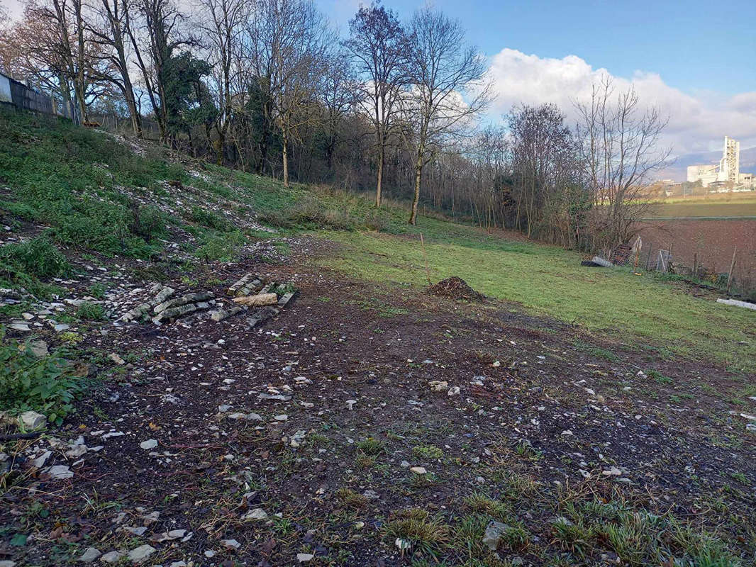 Terrain à BOUVESSE-QUIRIEU