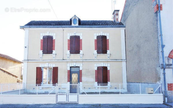 FRONT OF HOUSE - Maison à AUNAC