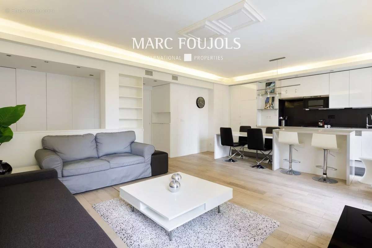 Appartement à PARIS-16E