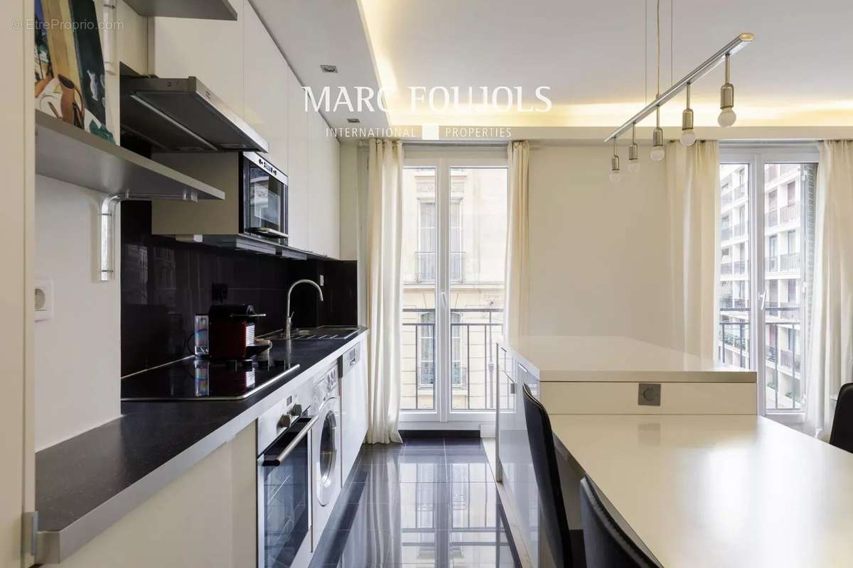 Appartement à PARIS-16E