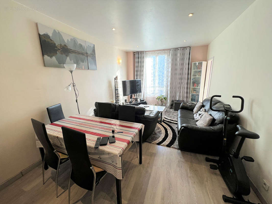 Appartement à LES PAVILLONS-SOUS-BOIS