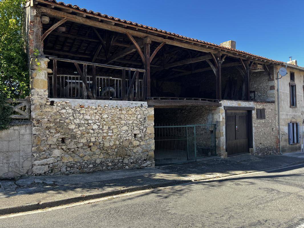 Maison à MONTBRUN-BOCAGE