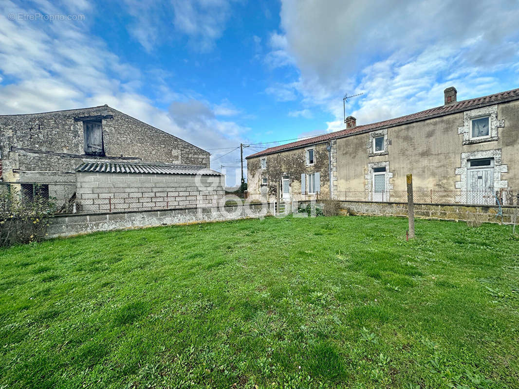 Maison à SAINT-MARTIN-DE-FRAIGNEAU