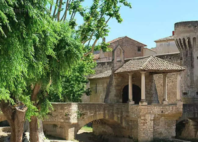 Terrain à PERNES-LES-FONTAINES